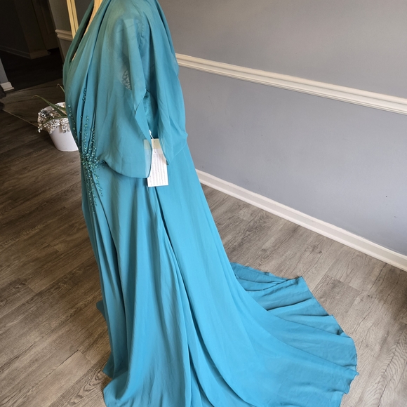 Elegant Blue Evening Gown - Picture 3 of 9